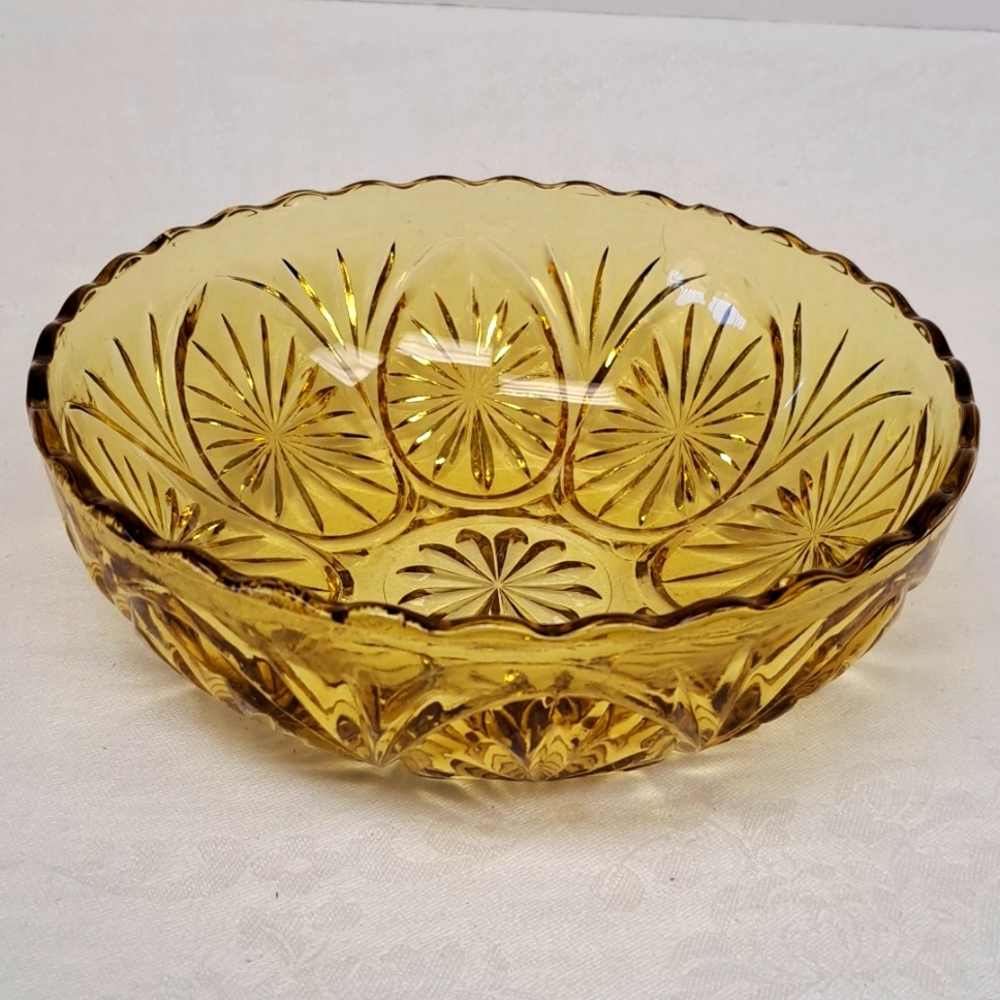Vintage 8” Anchor Hocking "Medallion " star and cameo serving bowl